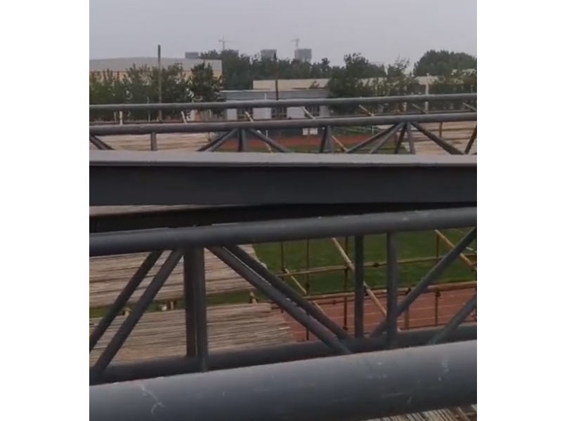 臨沂中小學(xué)生綜合實(shí)踐基地看臺(tái)吊順利裝完成